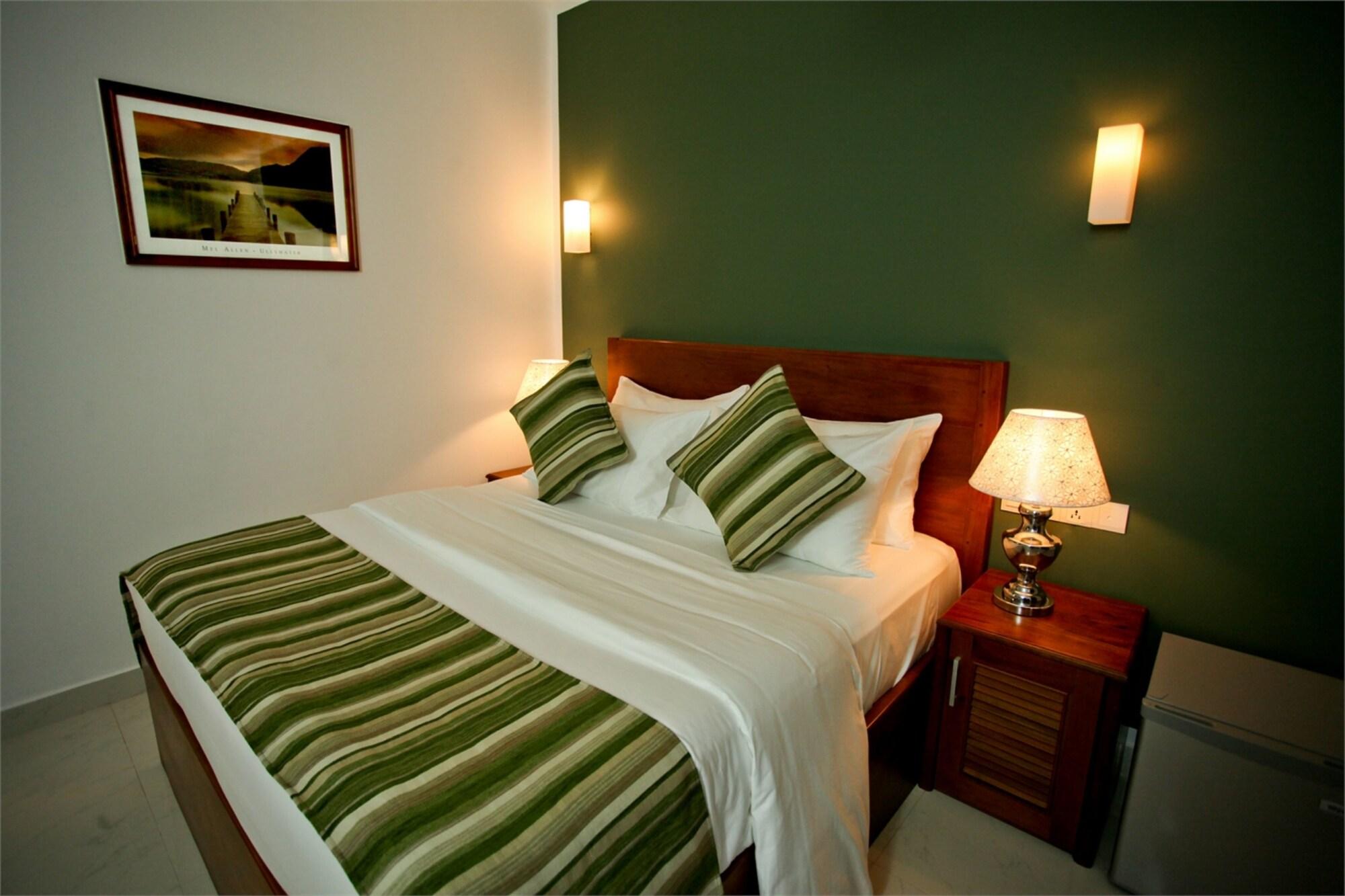 Hotel Travellers Nest Kandy Exterior photo
