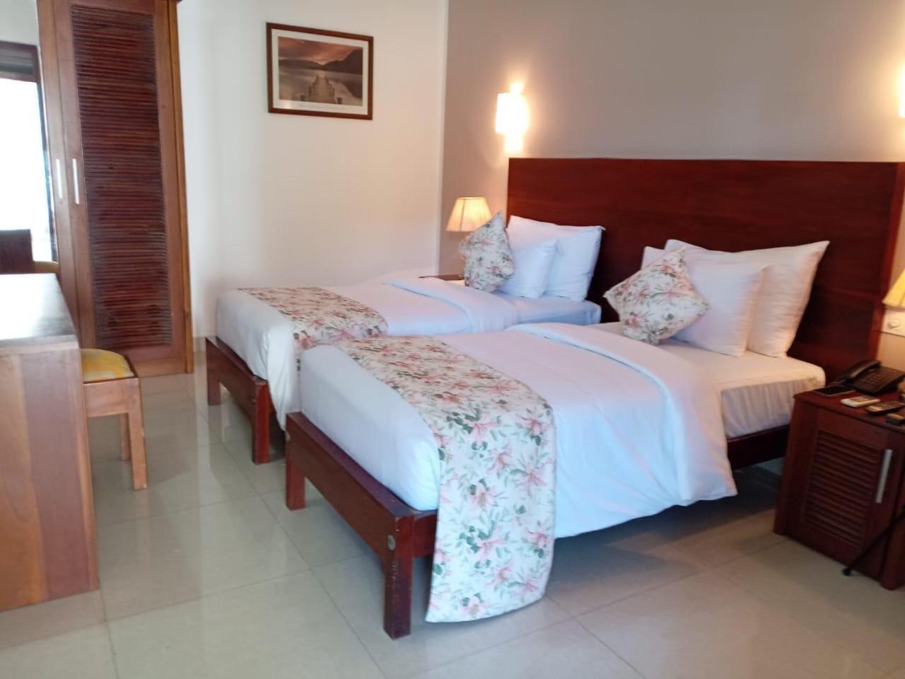 Hotel Travellers Nest Kandy Exterior photo