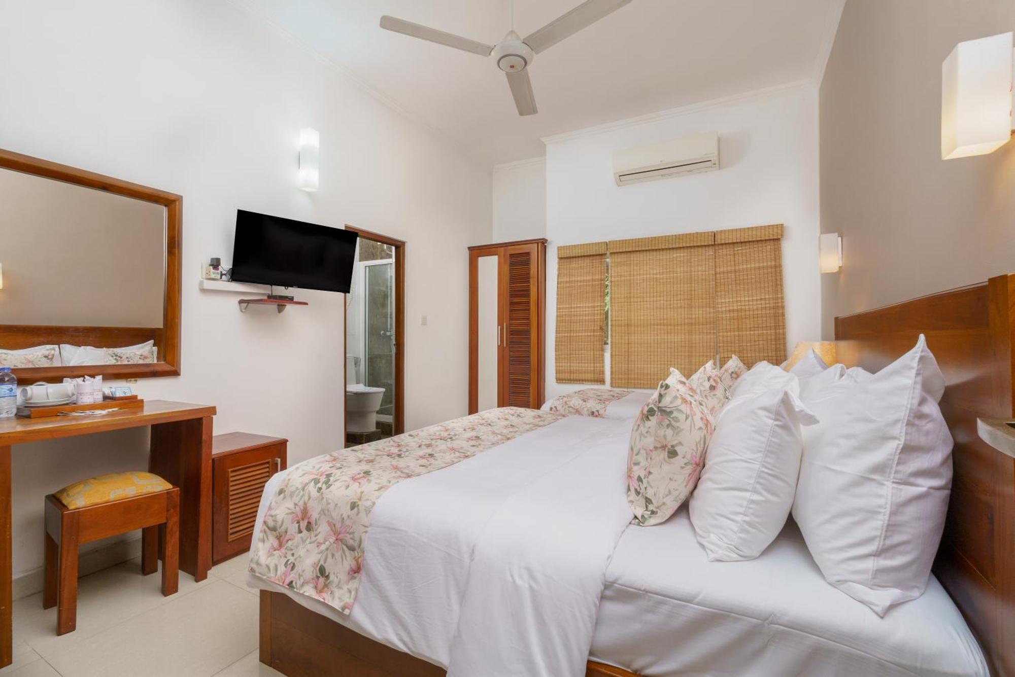 Hotel Travellers Nest Kandy Exterior photo