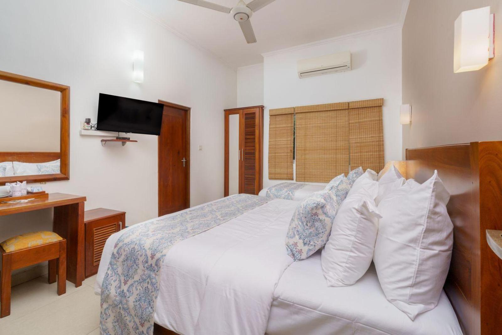 Hotel Travellers Nest Kandy Exterior photo