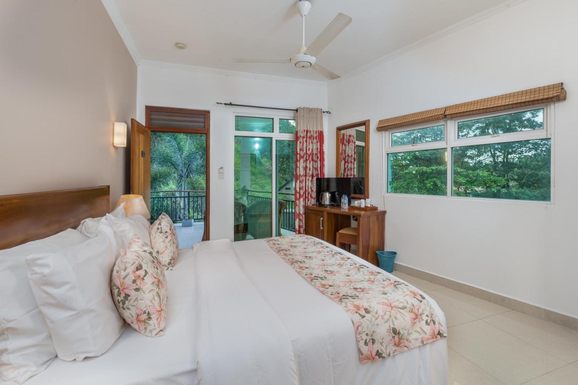 Hotel Travellers Nest Kandy Exterior photo