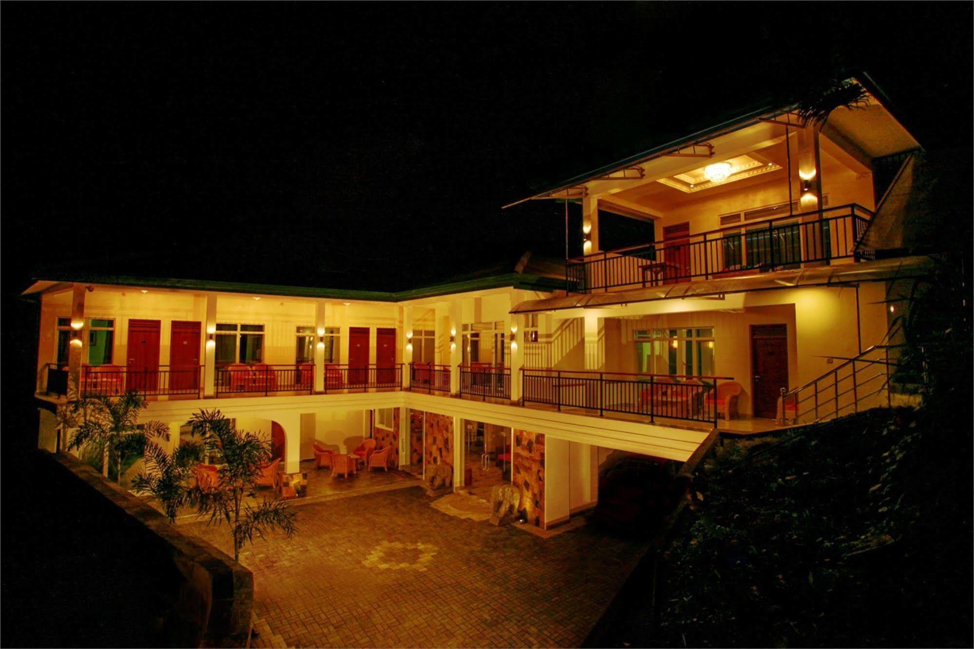 Hotel Travellers Nest Kandy Exterior photo