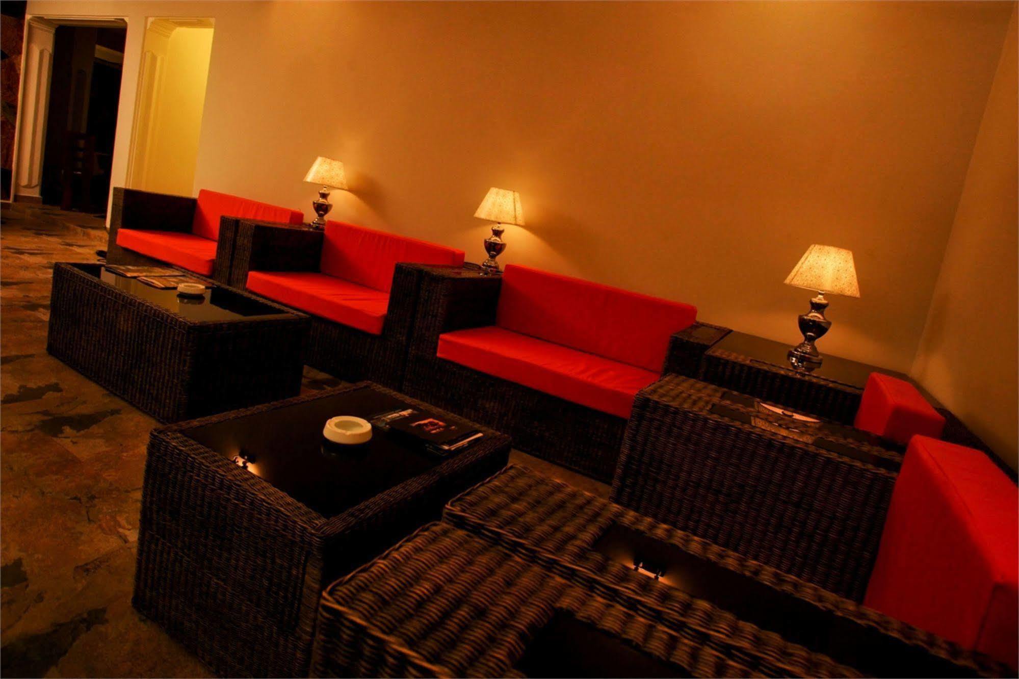 Hotel Travellers Nest Kandy Exterior photo