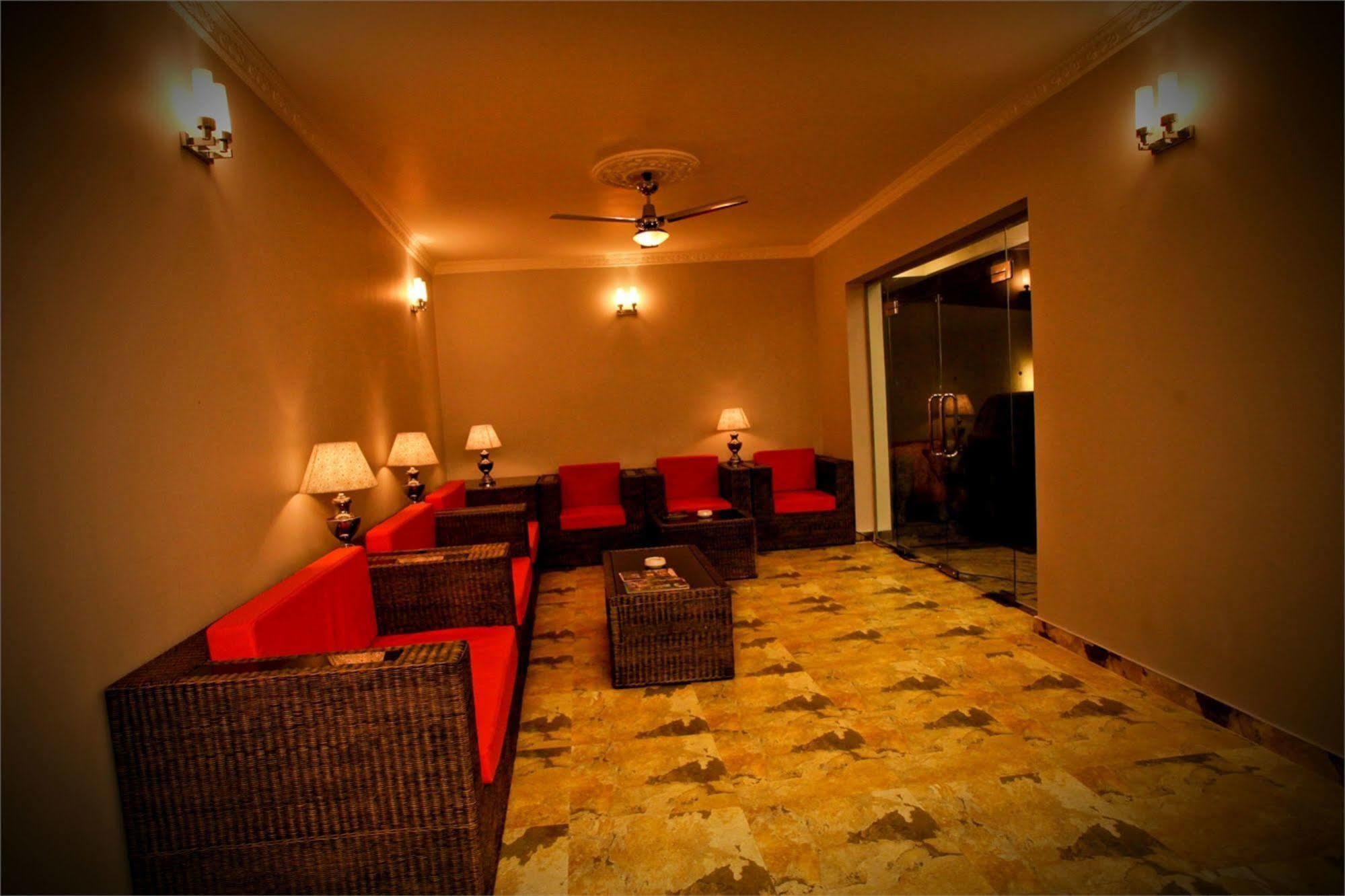 Hotel Travellers Nest Kandy Exterior photo