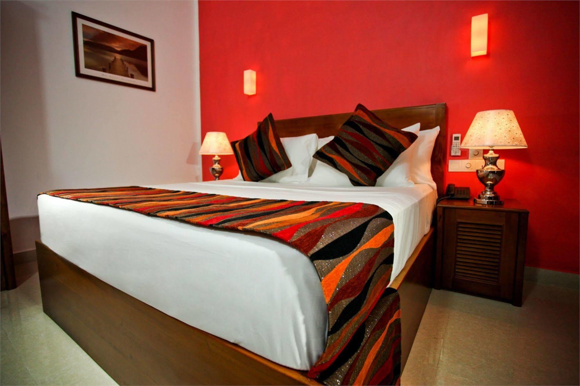 Hotel Travellers Nest Kandy Exterior photo