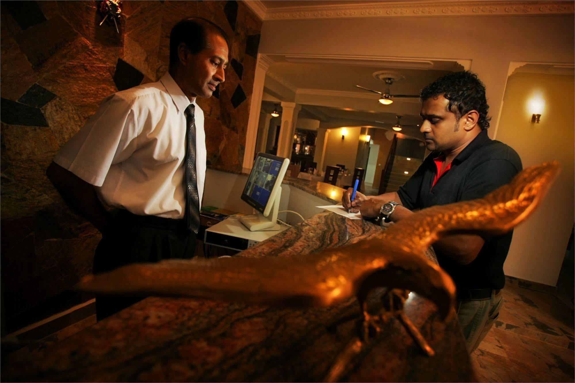 Hotel Travellers Nest Kandy Exterior photo